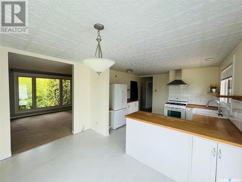 451 3Rd Avenue Nw, Swift Current, SK - Indoor Photo Showing Kitchen