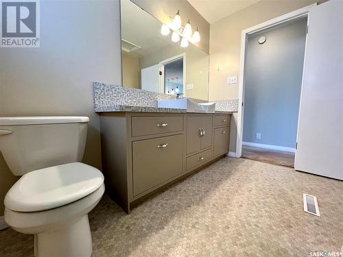 451 3Rd Avenue Nw, Swift Current, SK - Indoor Photo Showing Bathroom