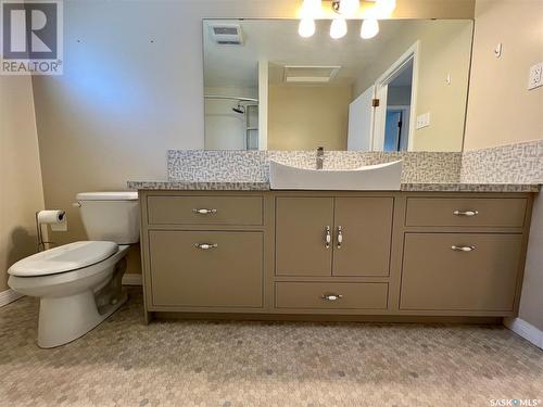 451 3Rd Avenue Nw, Swift Current, SK - Indoor Photo Showing Bathroom