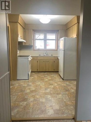 451 3Rd Avenue Nw, Swift Current, SK - Indoor Photo Showing Kitchen