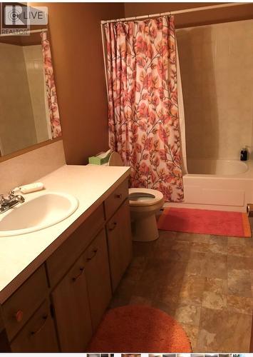 451 3Rd Avenue Nw, Swift Current, SK - Indoor Photo Showing Bathroom