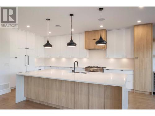 1452 Ethel Street Unit# 2, Kelowna, BC - Indoor Photo Showing Kitchen With Upgraded Kitchen
