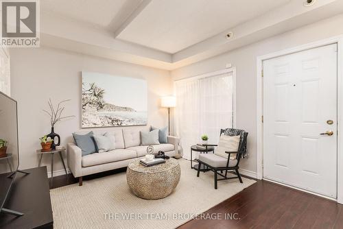 104 - 207 Wellesley Street E, Toronto, ON - Indoor Photo Showing Living Room