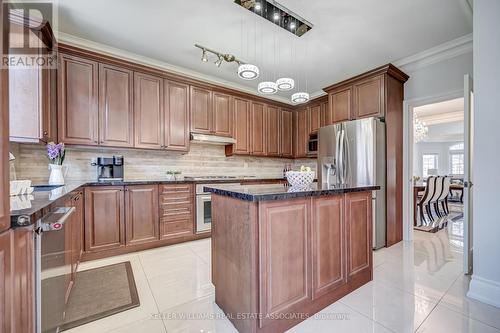 3261 Paul Henderson Drive, Mississauga, ON - Indoor Photo Showing Kitchen With Upgraded Kitchen