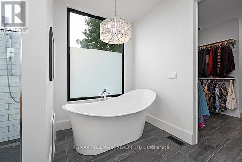 4 Faircrest Drive, Hamilton, ON - Indoor Photo Showing Bathroom