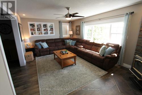 19 Hillcrest Avenue, Kawartha Lakes, ON - Indoor Photo Showing Living Room