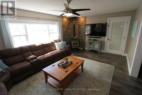 19 Hillcrest Avenue, Kawartha Lakes, ON - Indoor Photo Showing Living Room
