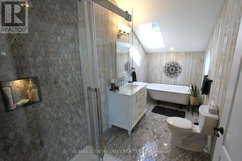 19 Hillcrest Avenue, Kawartha Lakes, ON - Indoor Photo Showing Bedroom