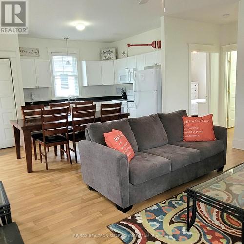 40 Meadow View Lane, Prince Edward County, ON - Indoor Photo Showing Living Room