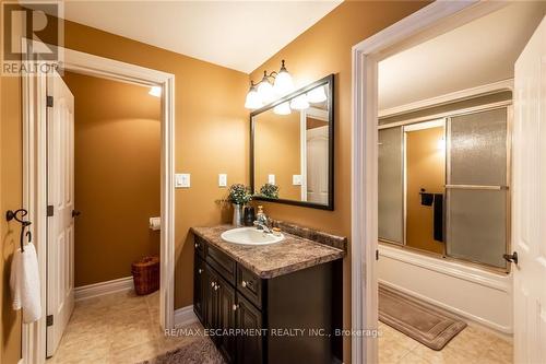 7292 Haldibrook Road, Hamilton, ON - Indoor Photo Showing Bathroom