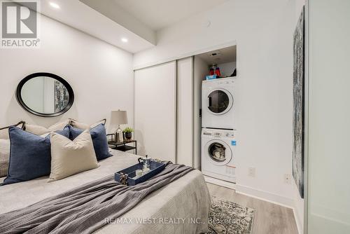202 - 57 St Joseph Street, Toronto, ON - Indoor Photo Showing Laundry Room