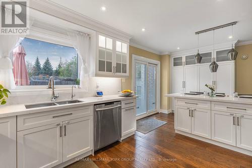 810 Firth Court, Newmarket, ON - Indoor Photo Showing Kitchen With Double Sink