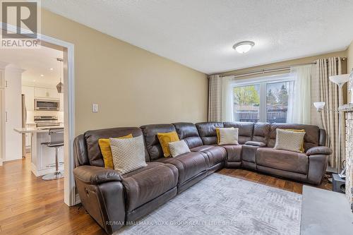 810 Firth Court, Newmarket, ON - Indoor Photo Showing Living Room
