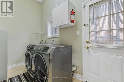 810 Firth Court, Newmarket, ON - Indoor Photo Showing Laundry Room