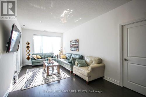111 - 325 South Park Road, Markham, ON - Indoor Photo Showing Living Room