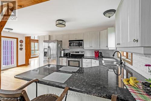 100 Snowridge Court, Oshawa, ON - Indoor Photo Showing Kitchen With Double Sink With Upgraded Kitchen