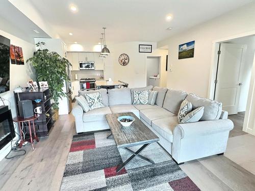 7 - 1512 Granite Drive, Golden, BC - Indoor Photo Showing Living Room