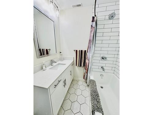 7 - 1512 Granite Drive, Golden, BC - Indoor Photo Showing Bathroom