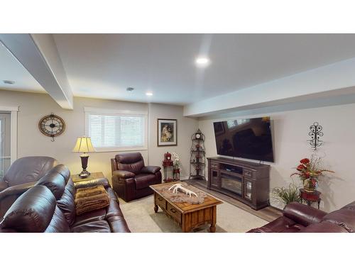 2976 Eagle Ridge Point N, Cranbrook, BC - Indoor Photo Showing Living Room