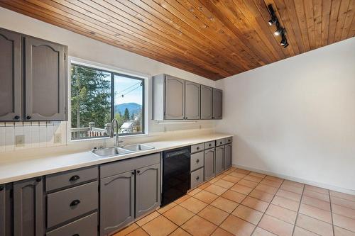 3838 Woodcrest Road, Nelson, BC - Indoor Photo Showing Kitchen With Double Sink
