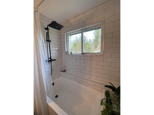 3838 Woodcrest Road, Nelson, BC - Indoor Photo Showing Bathroom