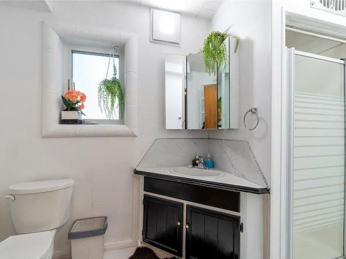 2363 Forest Drive, Blind Bay, BC - Indoor Photo Showing Bathroom