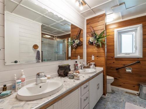 2363 Forest Drive, Blind Bay, BC - Indoor Photo Showing Bathroom