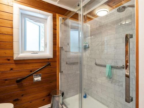 2363 Forest Drive, Blind Bay, BC - Indoor Photo Showing Bathroom