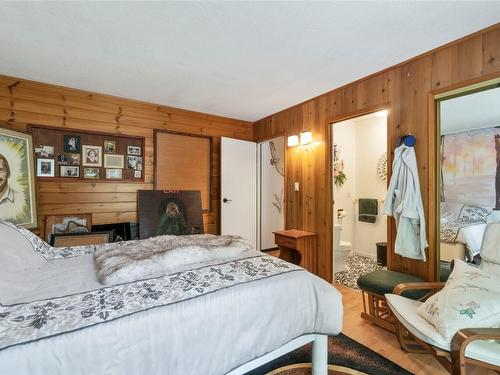 2363 Forest Drive, Blind Bay, BC - Indoor Photo Showing Bedroom