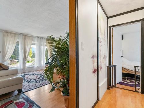 2363 Forest Drive, Blind Bay, BC - Indoor Photo Showing Living Room