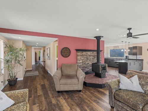 13308 Hwy 3 Highway, Osoyoos, BC - Indoor Photo Showing Living Room