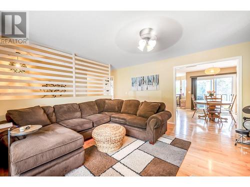 2353 Shannon Woods Drive, West Kelowna, BC - Indoor Photo Showing Living Room