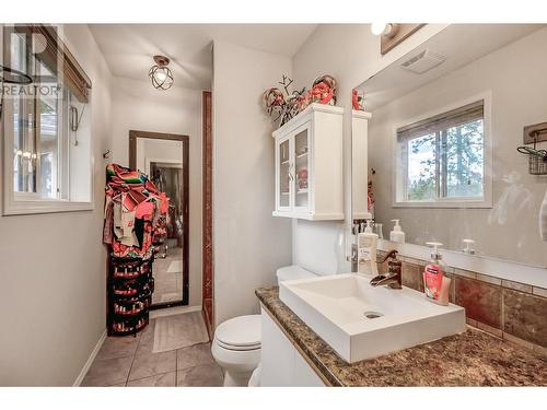 2353 Shannon Woods Drive, West Kelowna, BC - Indoor Photo Showing Bathroom