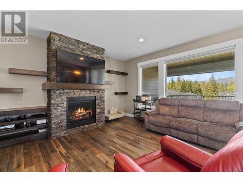 1121 24 Street Se, Salmon Arm, BC - Indoor Photo Showing Living Room With Fireplace