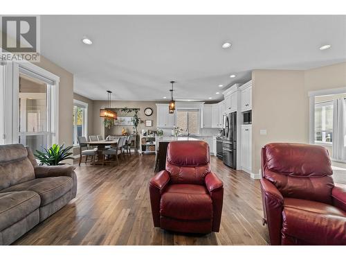 1121 24 Street Se, Salmon Arm, BC - Indoor Photo Showing Living Room
