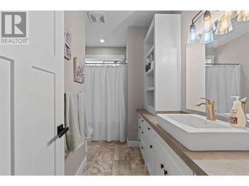 1121 24 Street Se, Salmon Arm, BC - Indoor Photo Showing Bathroom