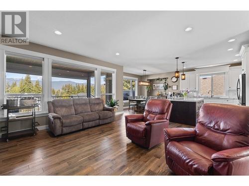 1121 24 Street Se, Salmon Arm, BC - Indoor Photo Showing Living Room