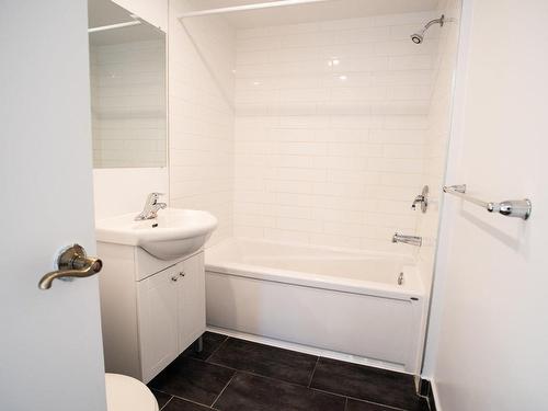 Salle de bains - 301-85 Av. Brittany, Mont-Royal, QC - Indoor Photo Showing Bathroom