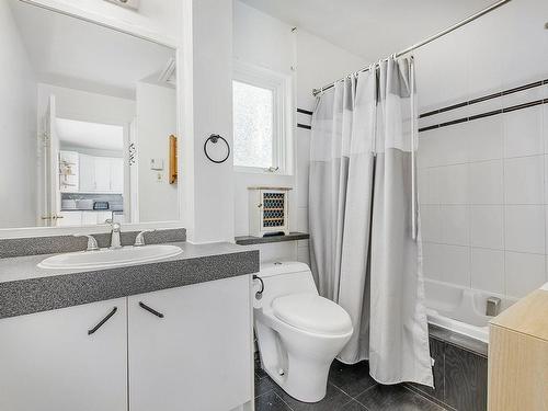 Bathroom - 246 Ch. Du Lac-Des-Sables, Sainte-Agathe-Des-Monts, QC - Indoor Photo Showing Bathroom