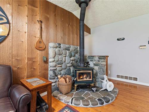 124 Baynes Dr, Bowser, BC - Indoor With Fireplace