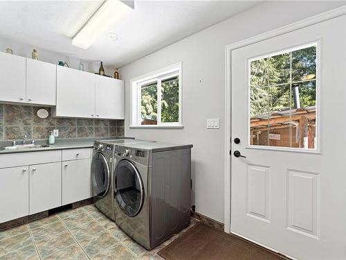 124 Baynes Dr, Bowser, BC - Indoor Photo Showing Laundry Room