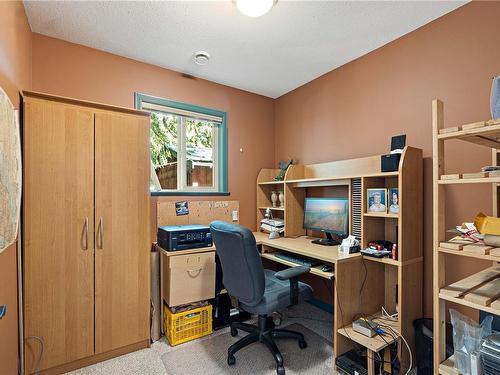 124 Baynes Dr, Bowser, BC - Indoor Photo Showing Office