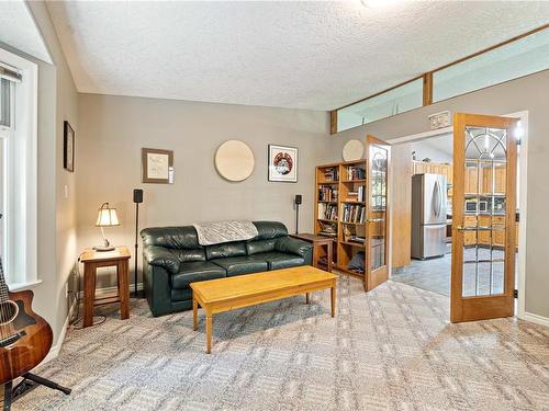 124 Baynes Dr, Bowser, BC - Indoor Photo Showing Living Room