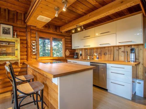 3701 Starboard Cres, Pender Island, BC - Indoor Photo Showing Kitchen