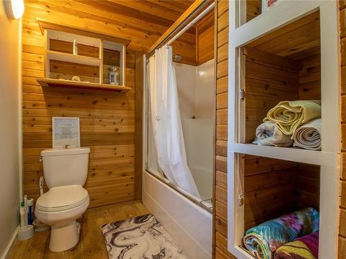 3701 Starboard Cres, Pender Island, BC - Indoor Photo Showing Bathroom