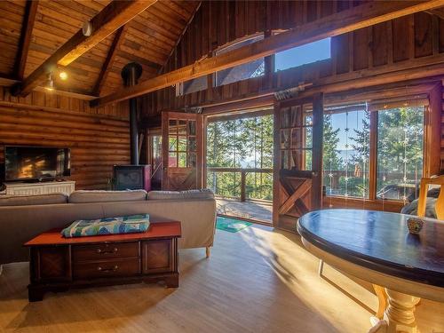 3701 Starboard Cres, Pender Island, BC - Indoor With Fireplace