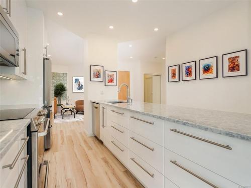 742-203 Kimta Rd, Victoria, BC - Indoor Photo Showing Kitchen With Upgraded Kitchen