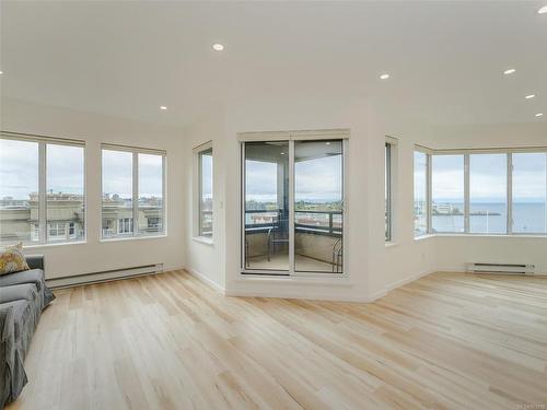 742-203 Kimta Rd, Victoria, BC - Indoor Photo Showing Living Room