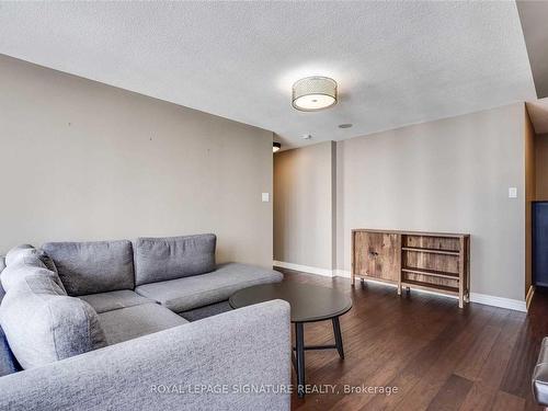 1010-736 Bay St, Toronto, ON - Indoor Photo Showing Living Room