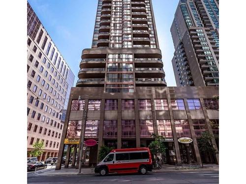 1010-736 Bay St, Toronto, ON - Outdoor With Facade